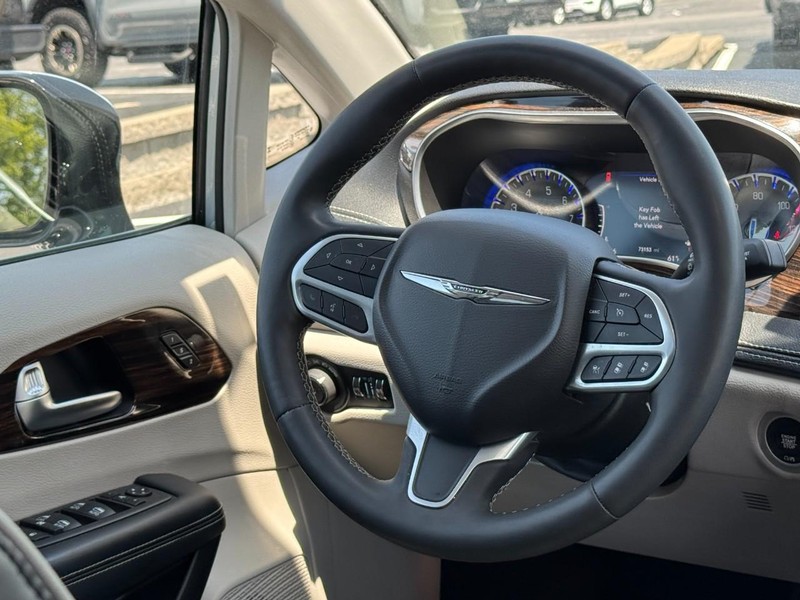 Chrysler Pacifica Vehicle Image 13