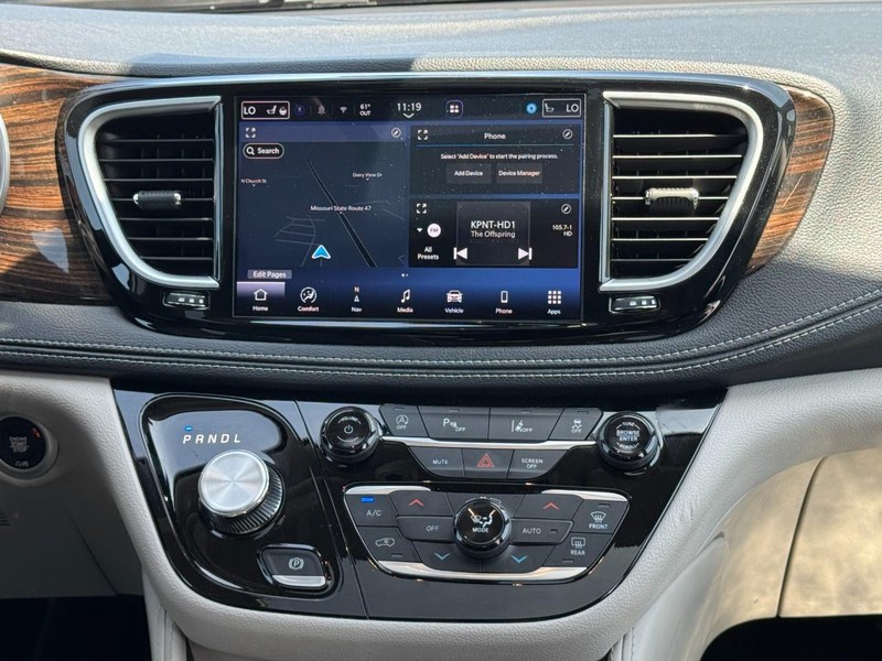 Chrysler Pacifica Vehicle Image 14
