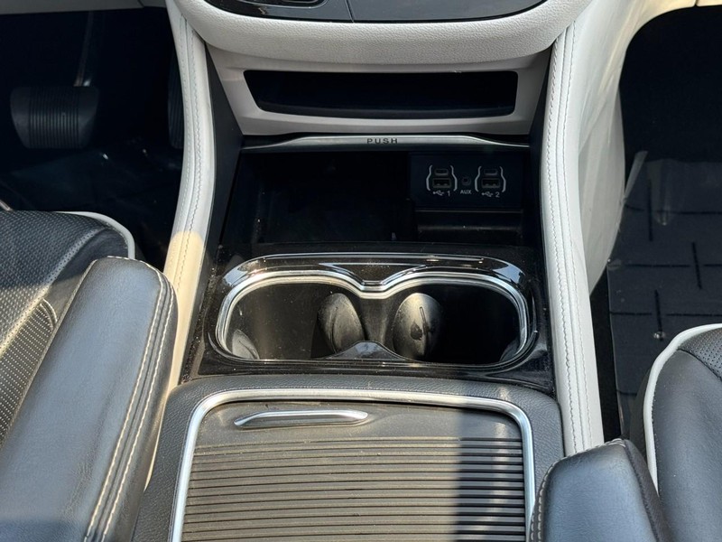 Chrysler Pacifica Vehicle Image 15