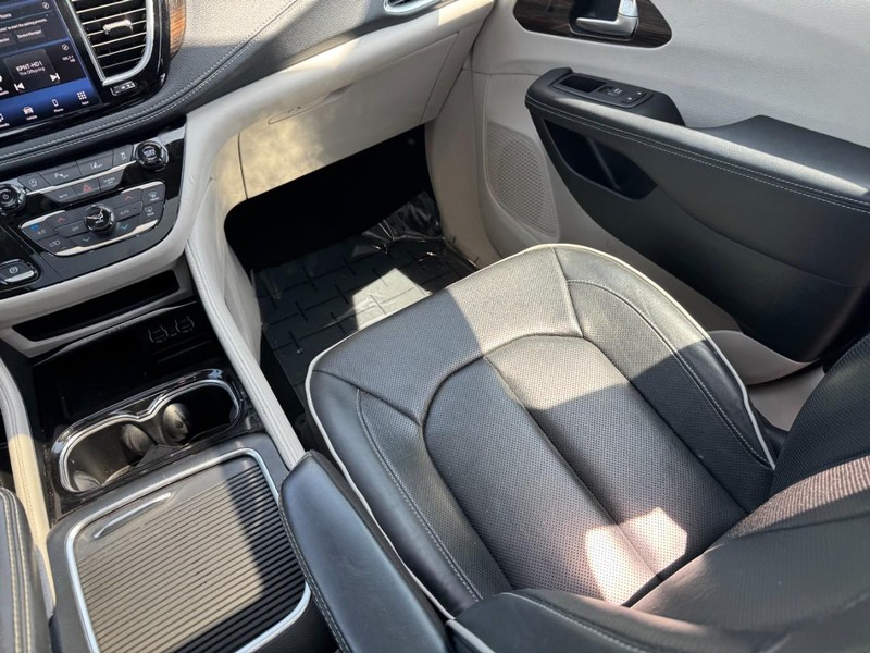 Chrysler Pacifica Vehicle Image 16