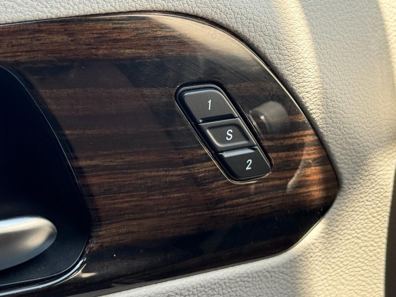Chrysler Pacifica Vehicle Image 17