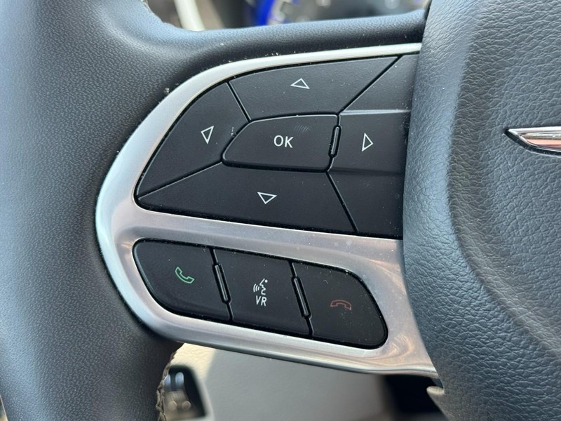 Chrysler Pacifica Vehicle Image 18