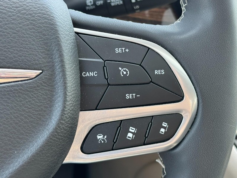 Chrysler Pacifica Vehicle Image 19