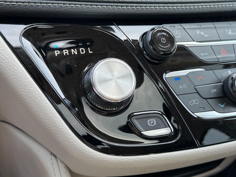 Chrysler Pacifica Vehicle Image 21