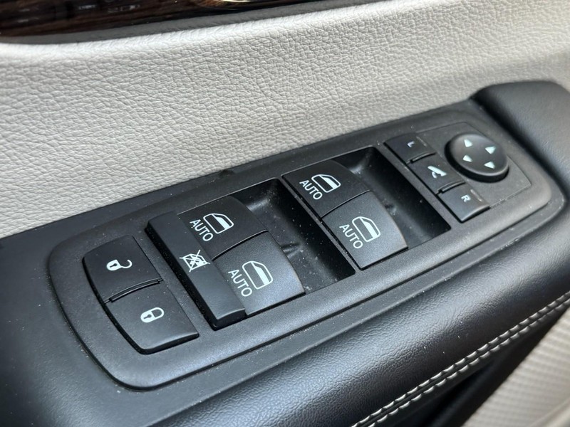 Chrysler Pacifica Vehicle Image 25