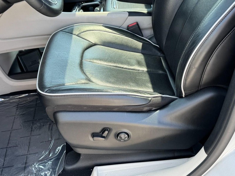 Chrysler Pacifica Vehicle Image 26