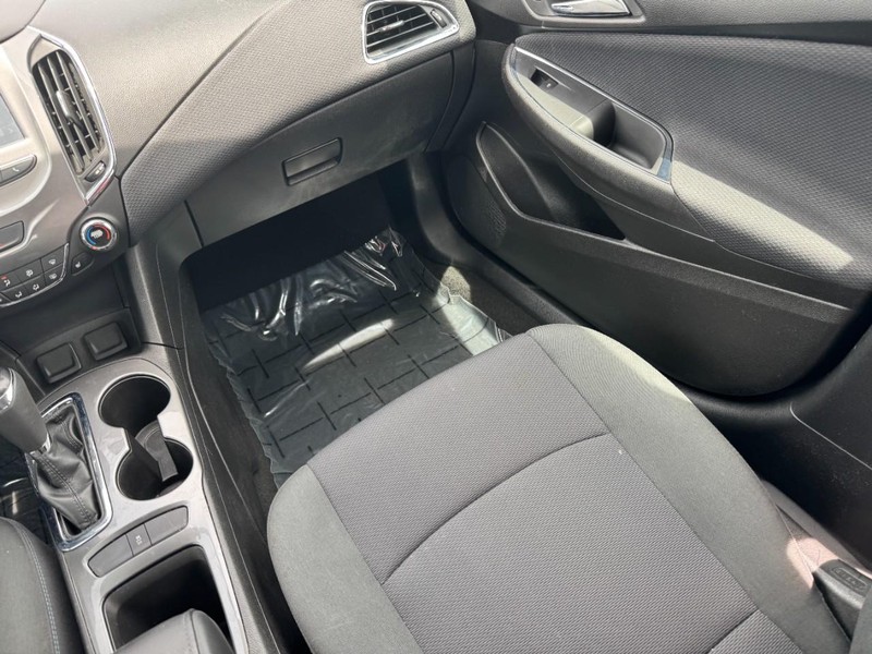 Chevrolet Cruze Vehicle Full-screen Gallery Image 15