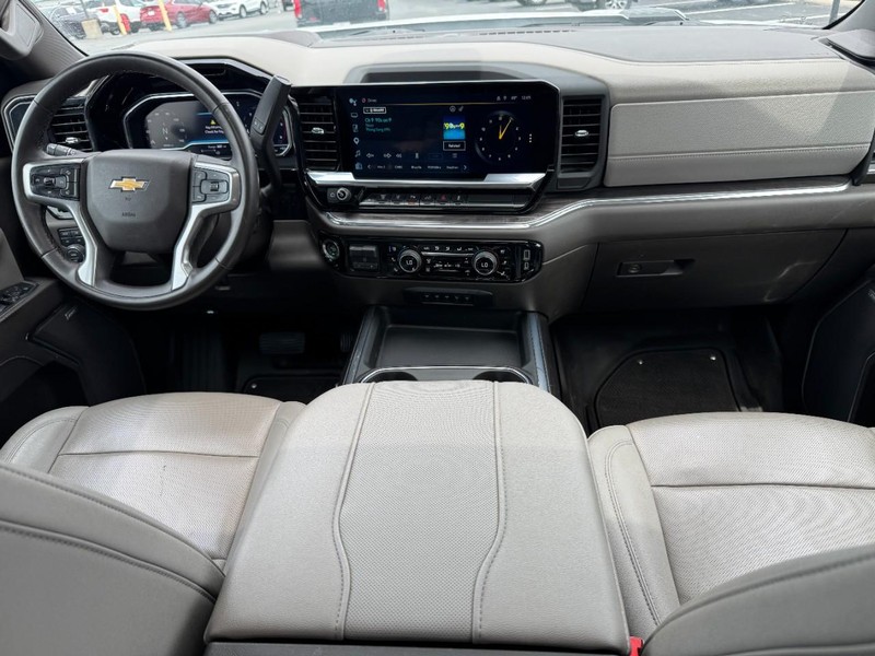 Chevrolet Silverado 3500HD Vehicle Image 11