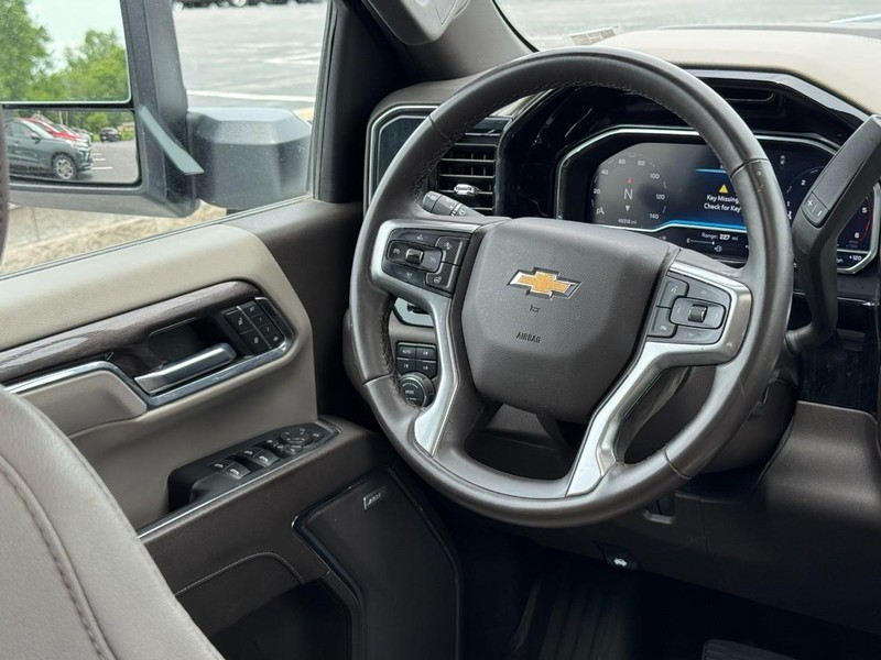 Chevrolet Silverado 3500HD Vehicle Image 12