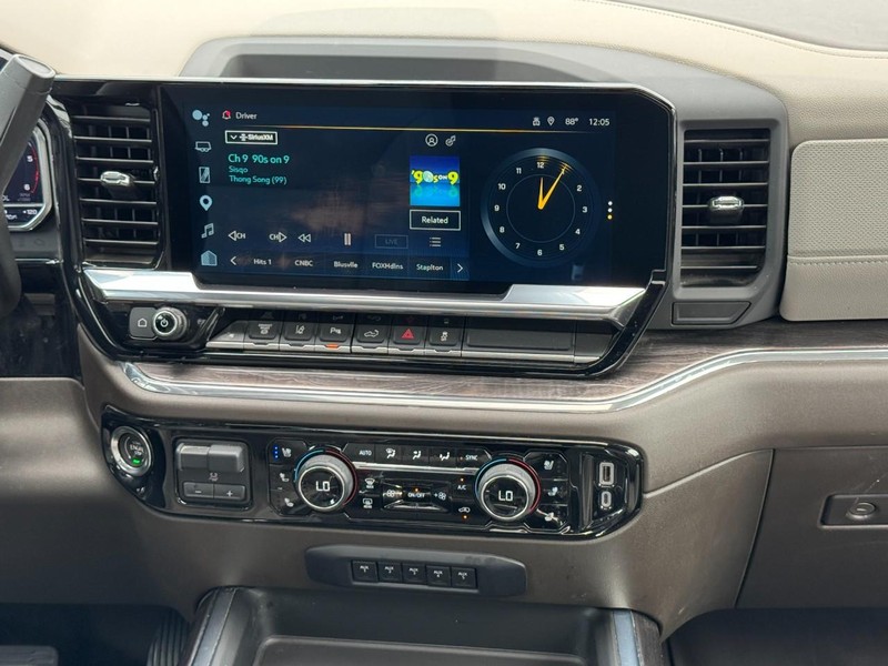 Chevrolet Silverado 3500HD Vehicle Image 13