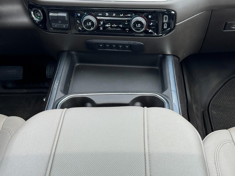 Chevrolet Silverado 3500HD Vehicle Image 14