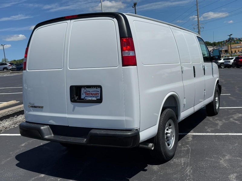 Chevrolet Express Cargo Van Vehicle Image 04