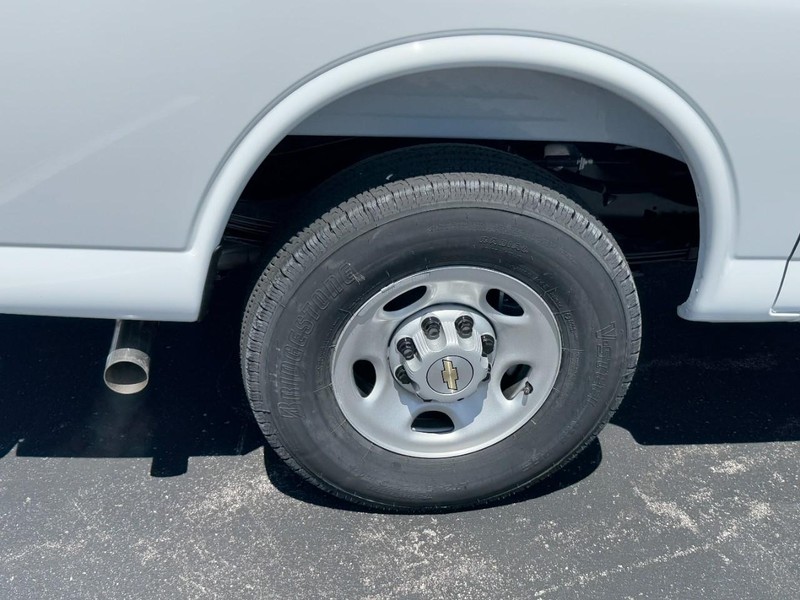 Chevrolet Express Cargo Van Vehicle Image 05