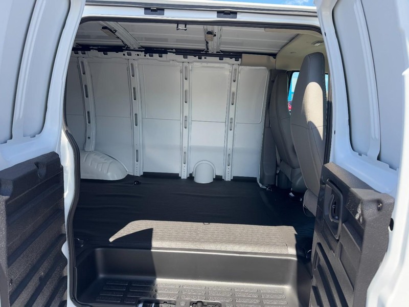 Chevrolet Express Cargo Van Vehicle Image 06