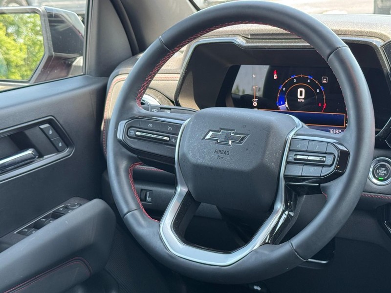 Chevrolet Colorado Vehicle Full-screen Gallery Image 12