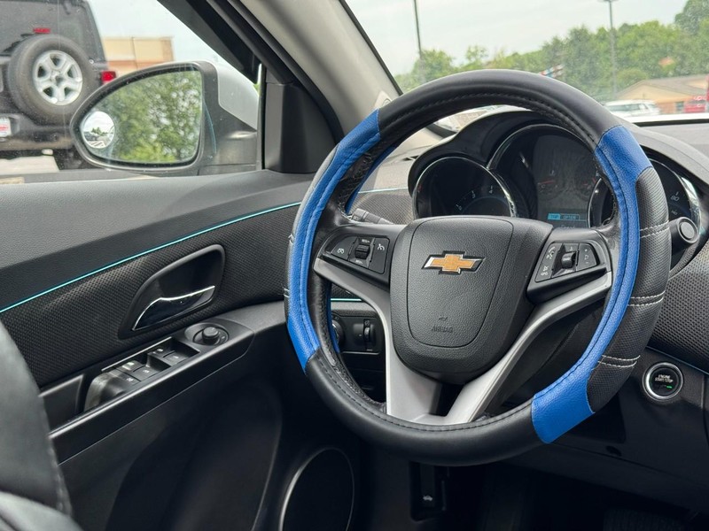 Chevrolet Cruze Vehicle Full-screen Gallery Image 12