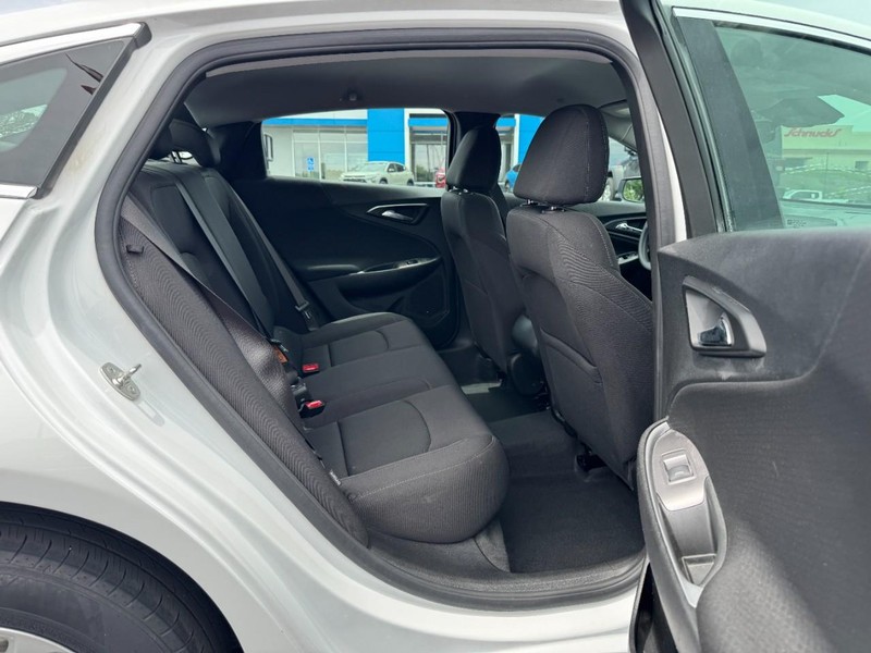 Chevrolet Malibu Vehicle Image 09