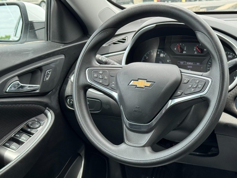 Chevrolet Malibu Vehicle Image 11