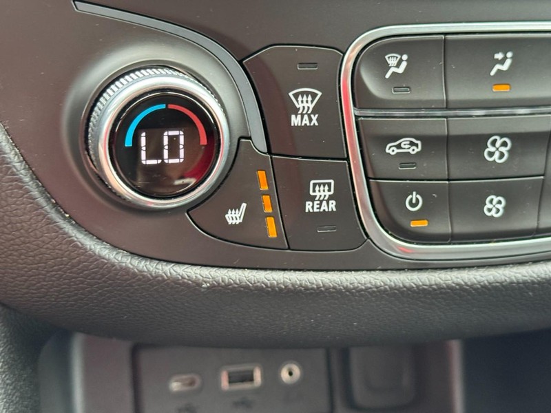 Chevrolet Equinox Vehicle Full-screen Gallery Image 19