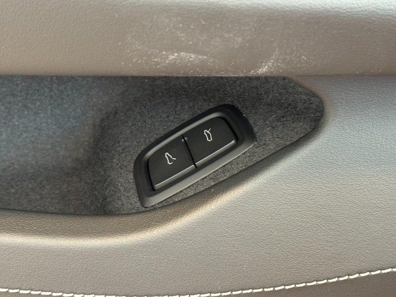 Chevrolet Corvette Vehicle Image 18
