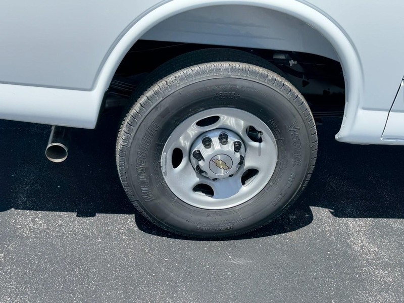 Chevrolet Express Cargo Van Vehicle Image 05