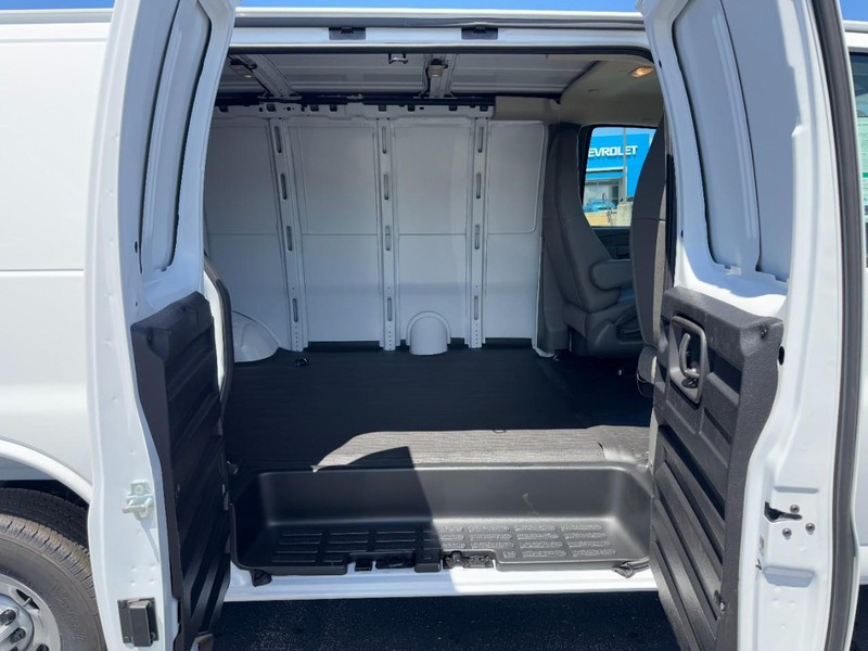 Chevrolet Express Cargo Van Vehicle Image 06