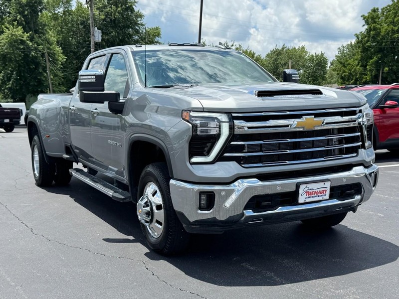 Chevrolet Silverado 3500HD Vehicle Image 02