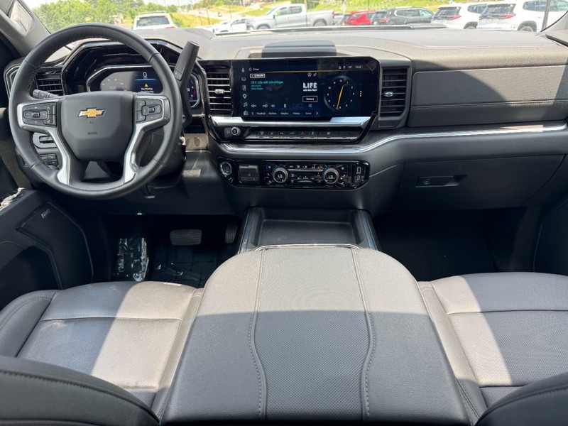Chevrolet Silverado 3500HD Vehicle Image 14