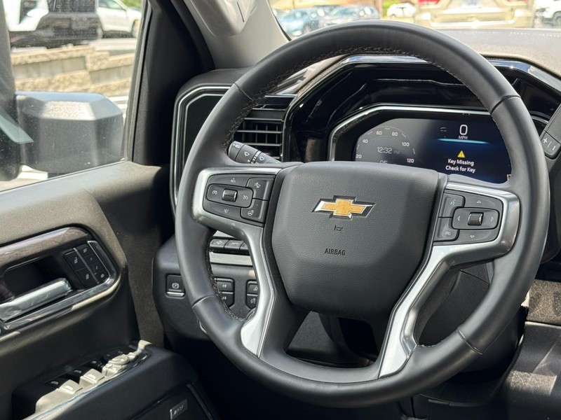 Chevrolet Silverado 3500HD Vehicle Image 15