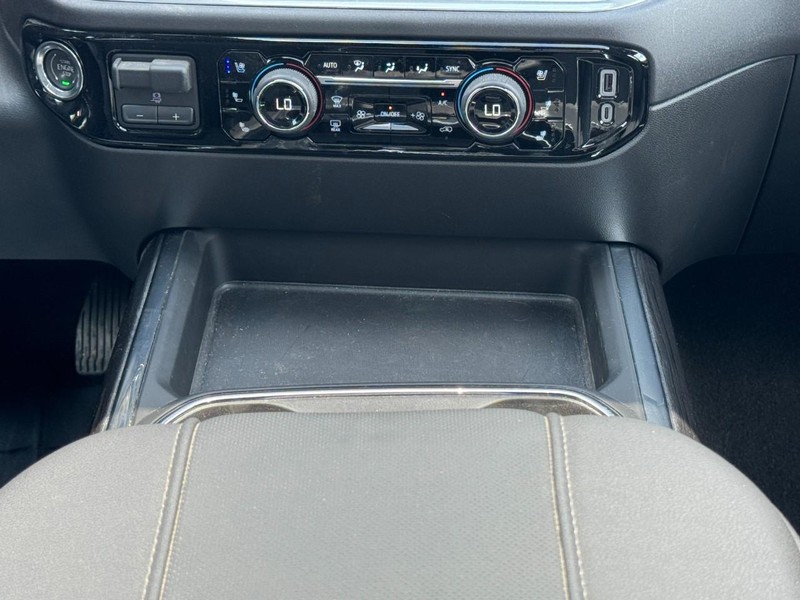 Chevrolet Silverado 3500HD Vehicle Image 17