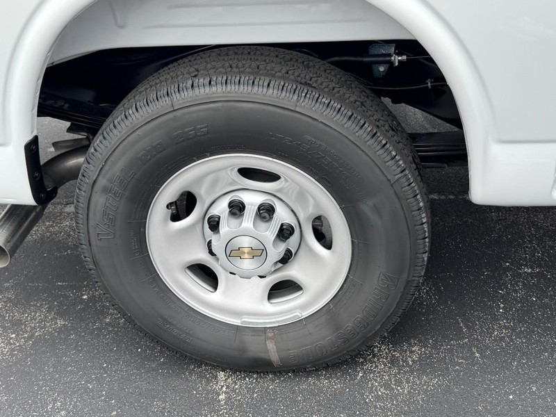 Chevrolet Express Cargo Van Vehicle Image 05
