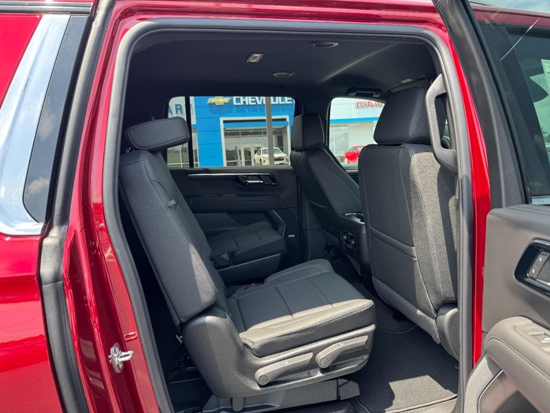 Chevrolet Suburban Vehicle Image 06
