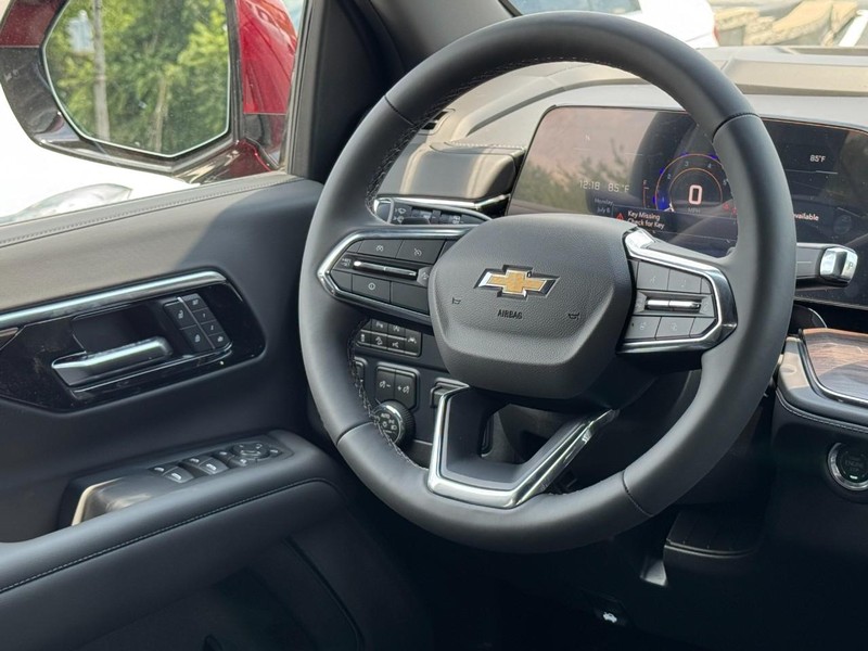 Chevrolet Suburban Vehicle Image 09