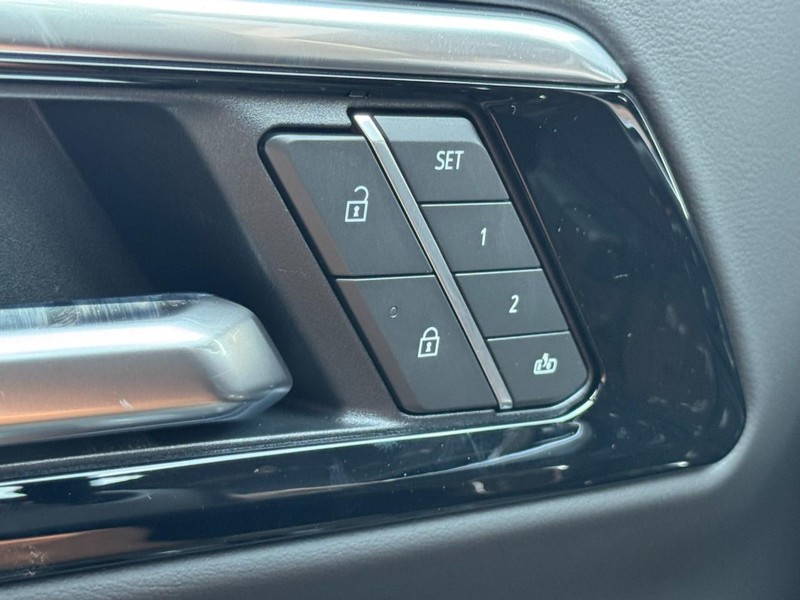 Chevrolet Suburban Vehicle Image 12