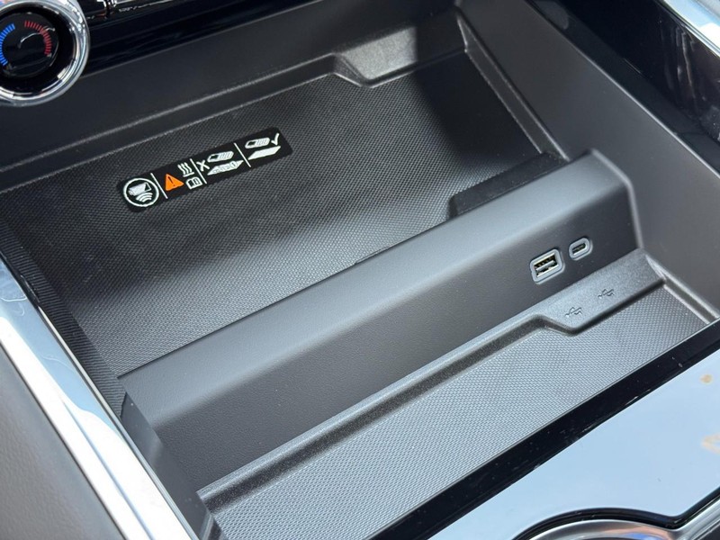 Chevrolet Suburban Vehicle Image 15