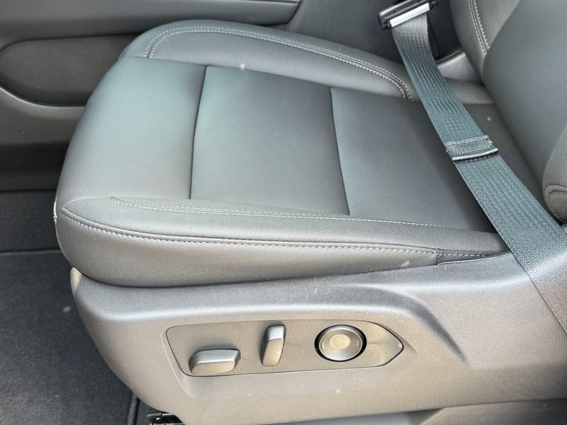 Chevrolet Suburban Vehicle Image 18