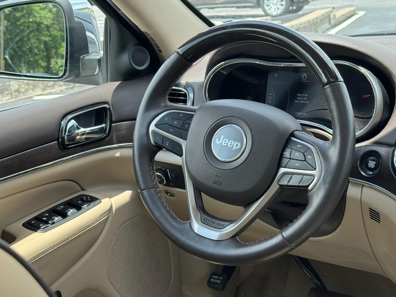 Jeep Grand Cherokee Vehicle Image 12