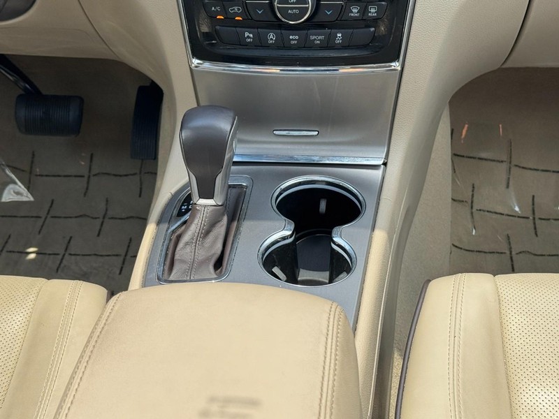 Jeep Grand Cherokee Vehicle Image 14