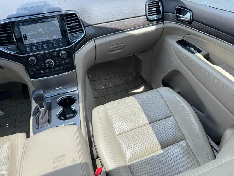 Jeep Grand Cherokee Vehicle Image 15
