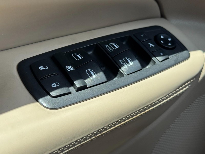 Jeep Grand Cherokee Vehicle Image 22