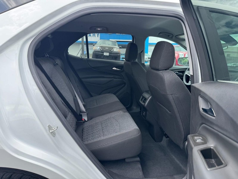 Chevrolet Equinox Vehicle Full-screen Gallery Image 10