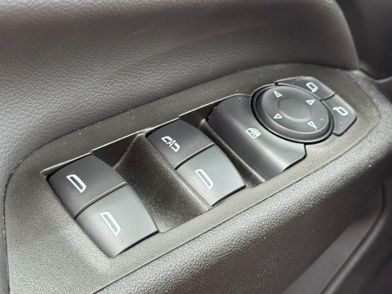 Chevrolet Equinox Vehicle Full-screen Gallery Image 22