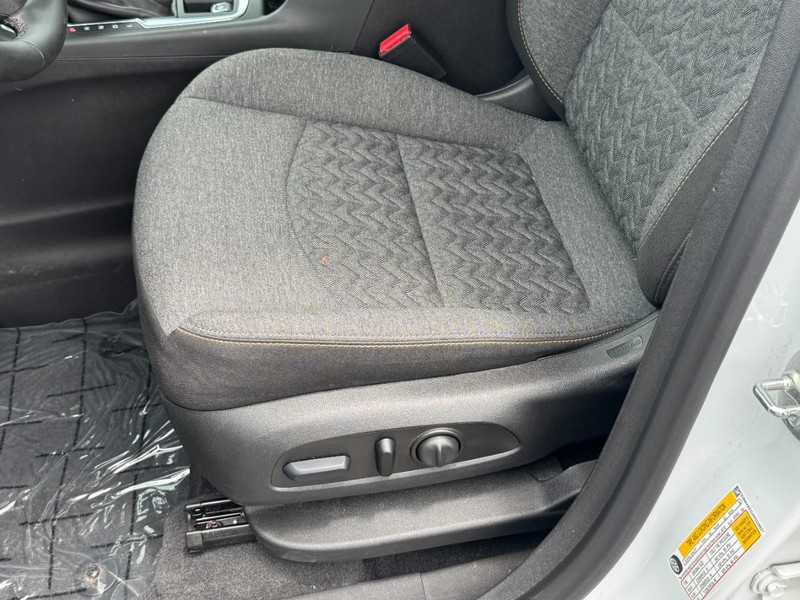 Chevrolet Equinox Vehicle Full-screen Gallery Image 23