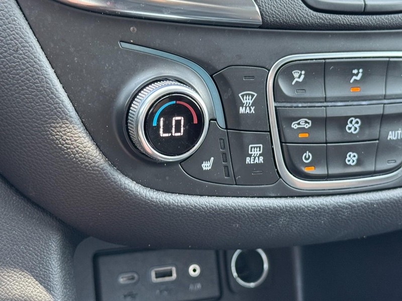 Chevrolet Equinox Vehicle Full-screen Gallery Image 19
