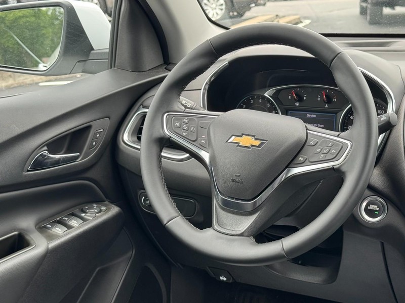 Chevrolet Equinox Vehicle Full-screen Gallery Image 12