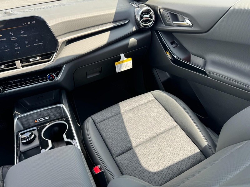 Chevrolet Equinox Vehicle Image 11