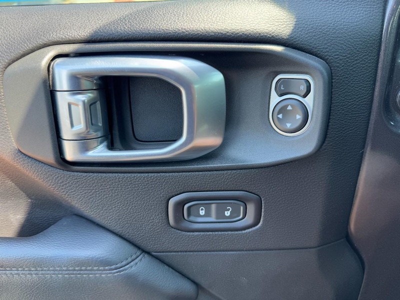 Jeep Wrangler Unlimited Vehicle Image 16