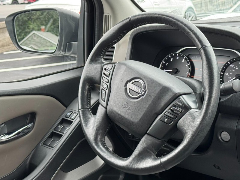 Nissan Frontier Vehicle Image 12
