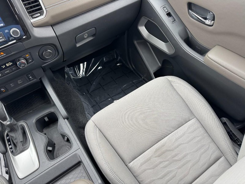 Nissan Frontier Vehicle Image 15