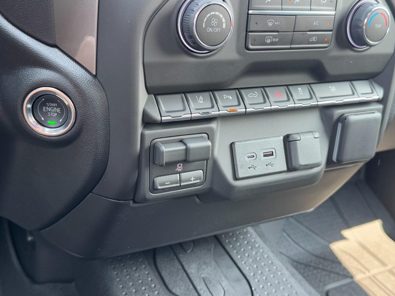 Chevrolet Silverado 2500HD Vehicle Image 12